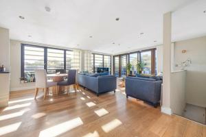 Spacious 3 Double Bed with Roof Terrace