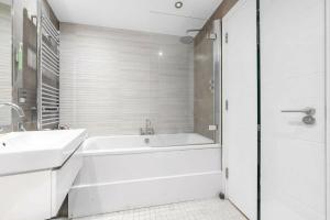 Spacious 3 Double Bed with Roof Terrace