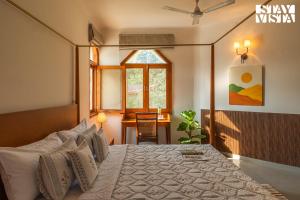 StayVista at The Birdwood Estate with Gym and Pool