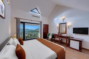 8fold-Pinecrest By LaRiSa, Bhimtal