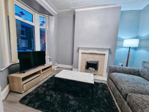 Stylish Modern Home comfy setting by Everton Park