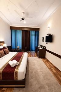 Rose Kasauli by Continental Group Kasauli !! Prime Location ! Restaurant ! Lawn ! Parking