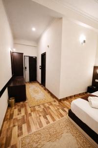 Rose Kasauli by Continental Group Kasauli !! Prime Location ! Restaurant ! Lawn ! Parking