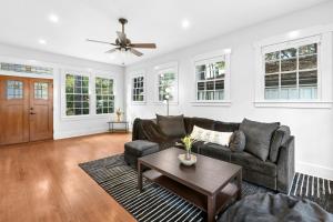 Entire 6BR 2025 Newly Renovated Scholars Historic Home by UT Sleeps 12