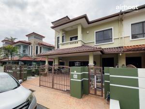 Family House at Kemensah Heights Ampang 3BR for 11pax
