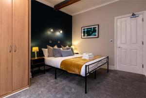 Presidential One Bed Apt in Heart of Centre FREE Parking and WiFi Sleeps 4