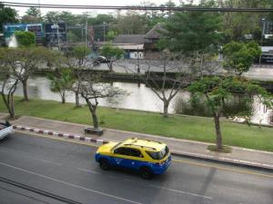 NEAR THE PARK BACKPACK HOUSE