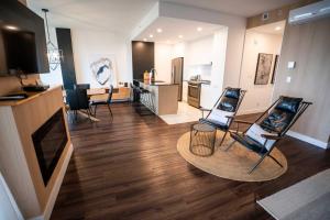 Bright Condo with Pool and Stunning View
