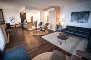 Bright Condo with Pool and Stunning View