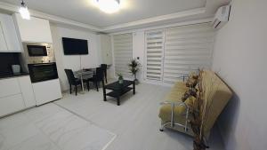 Spacious 3 Rooms Cozy Apartment