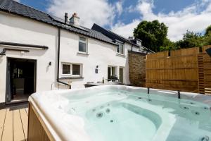 Lanreath Cottage 3 bedroom with Hot Tub