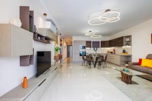 Stylish 2BR Retreat, Central Location, Few Steps from the Sea by QuickTrips