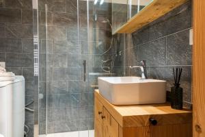 HelloCHALET TrackSide House - Ski-In Ski-Out Apartment on the Cretaz Slopes