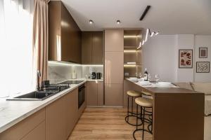 Matisse Coresi Apartment with Free Private Parking