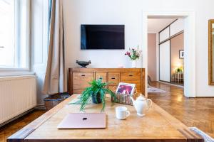 Prague Days - Two Bedroom Apartment next to Dancing House with High-Speed WiFi