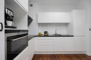 Elegant Apartment with Air Conditioning and Underground Parking by Renters Prestige