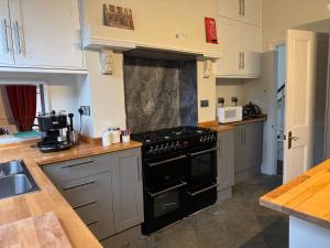Charming 4BDR Spacious Sheffield Home with Parking