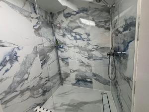 Charming 4BDR Spacious Sheffield Home with Parking