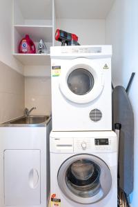 High-Rise CBD Escape with Panoramic City Views