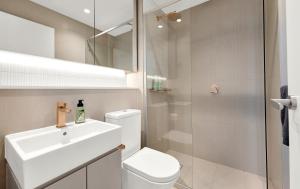 High-Rise CBD Escape with Panoramic City Views