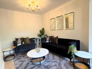 Big 4 Bedroom House for Work Groups near NEC, JLR, HS2 with Private Driveway