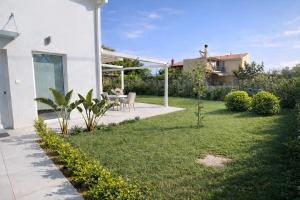 Modern Family Villa with Private Garden Near Beach & Athens Airport