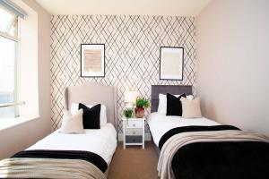Harrogates Most Central Apartments - Sleeps 12