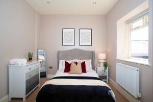 Harrogates Most Central Apartments - Sleeps 12