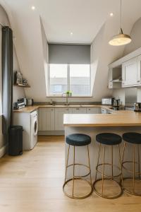 Harrogates Most Central Apartments - Sleeps 12