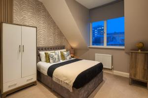 Harrogates Most Central Apartments - Sleeps 12