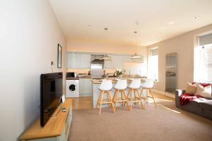 Harrogates Most Central Apartments - Sleeps 12