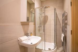 Harrogates Most Central Apartments - Sleeps 12