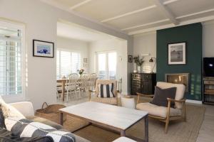 Luxury Beachfront Retreat for 14 with Hot Tub