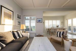 Luxury Beachfront Retreat for 14 with Hot Tub