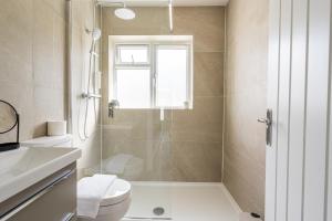 Bungalow in Village Location, near wild swimming lakes, dog friendly sleeps 6