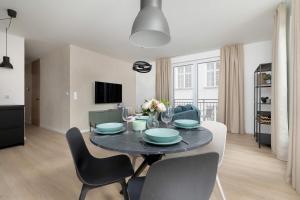 Elegant Apartment Zbożowa in Kraków with Parking by Noclegi Renters