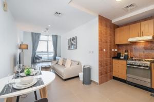 Free housekeeping visits during your stay - StayShort Bright & Cozy Studio in the Heart of Business Bay