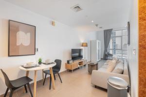 Free housekeeping visits during your stay - StayShort Bright & Cozy Studio in the Heart of Business Bay
