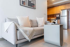 Free housekeeping visits during your stay - StayShort Bright & Cozy Studio in the Heart of Business Bay
