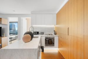 Light House Apt Luxe City & Water Views CBD High-Rise 3Br L57