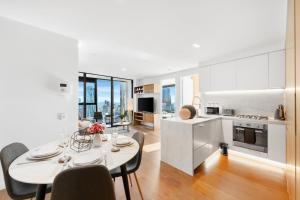 Light House Apt Luxe City & Water Views CBD High-Rise 3Br L57