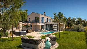 Modern villa Tia I with outdoor pool in Porec