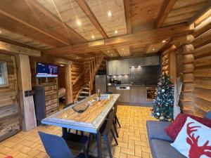 LE GRAND CERF Chalet en rondins avec SPA Jacuzzi