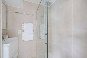 A C 2P apartment with terrace and view of Paris