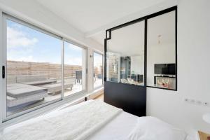 A C 2P apartment with terrace and view of Paris