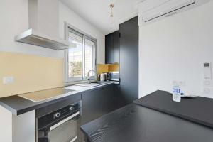 A C 2P apartment with terrace and view of Paris