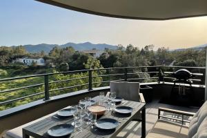 Three-bedroom flat with terrace near the harbour and town centre