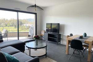 Three-bedroom flat with terrace near the harbour and town centre