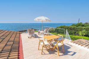 Villa fronte mare a Fontane Bianche con accesso diretto al mare