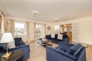 Riverside Home In Perth